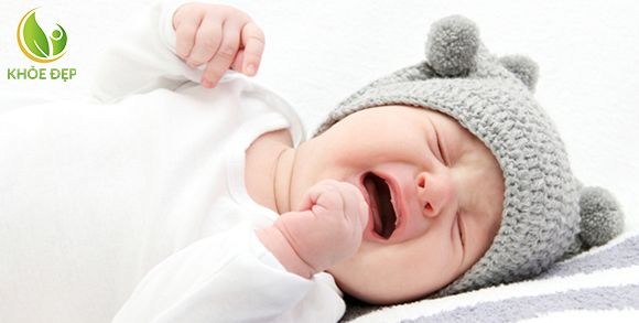 Trẻ thường xuyên quấy khóc, ngủ không sâu giấc là dấu hiệu của việc thiếu canxi