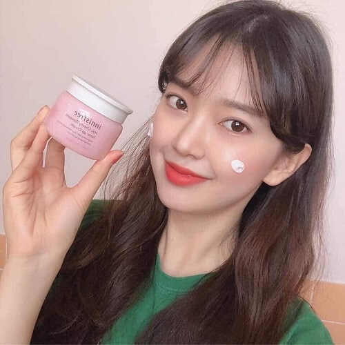 Sử dụng kem dưỡng nâng tông da Innisfree Jeju Cherry Blossom mỗi ngày để da luôn khỏe đẹp, tươi trẻ hơn