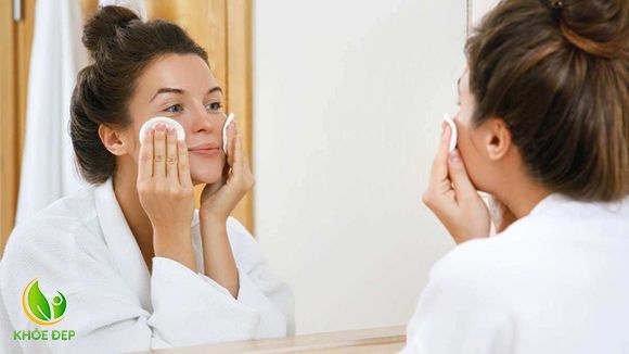  Kết cấu da nhẹ nhàng như nước lọc giúp da hấp thụ trọn vẹn dưỡng chất trong Simple Soothing Facial Toner 